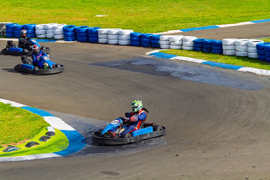 Karts em disputa na curva do KNO durante o Natale 2025