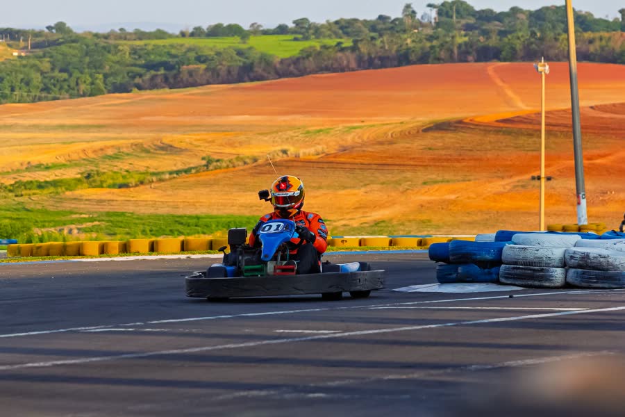 Kart ao entardecer na reta do KNO